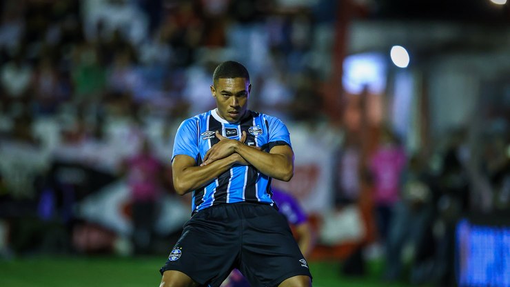 Carlos Vinícius se consolida como homem-gol do Grêmio