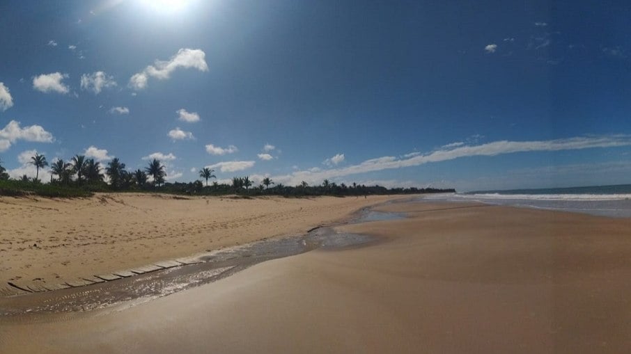 A Praia dos Nativos, paradisíaca, em Trancoso, distrito de Porto Seguro (BA)