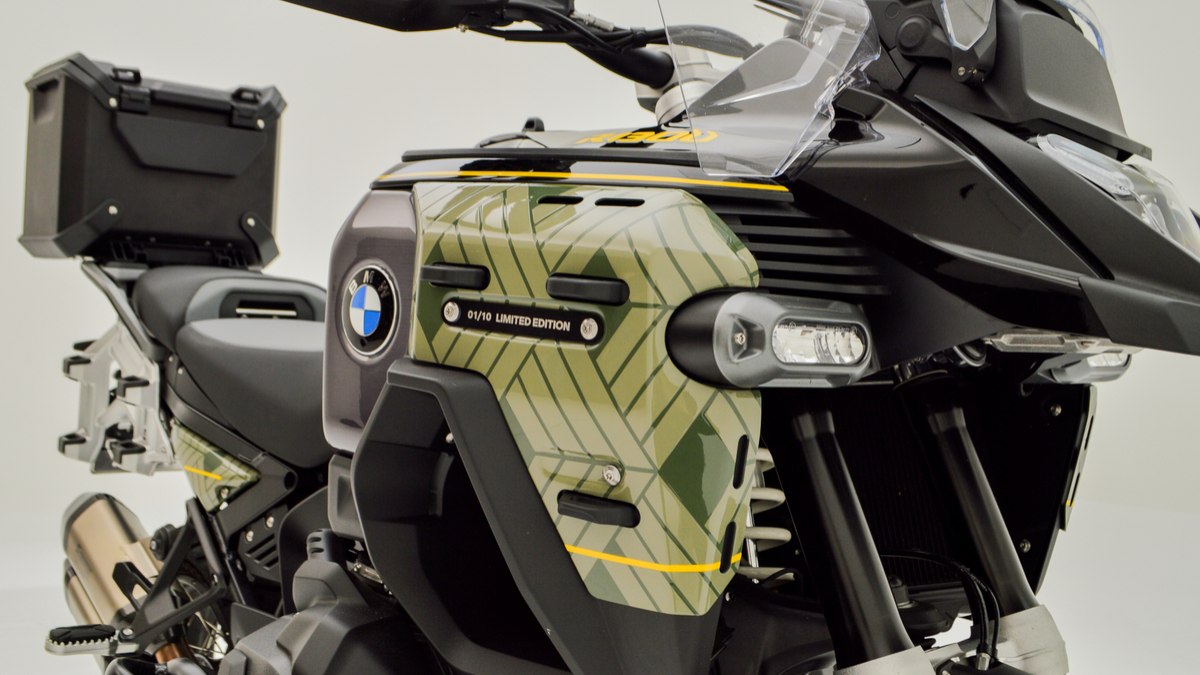 Para-brisa elevado, protetores de mãos e carenagens largas compõem o conjunto da BMW R 1300 GS Adventure.