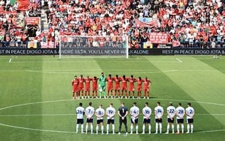 Primeira partida do Liverpool tem homenagens a Diogo Jota