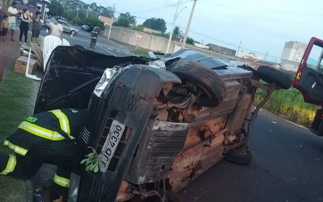 Motorista fica ferido após capotamento em bairro de Araçatuba Motorista fica ferido após capotamento em bairro de Araçatuba