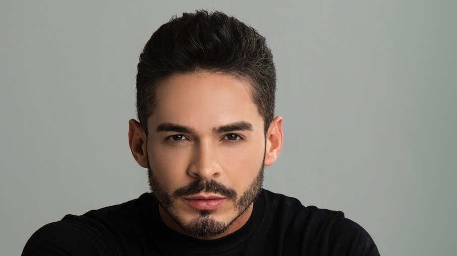 Dr. Dieick de Sá é biomédico e especialista em estética facial, criador da técnica Firm Skin e referência internacional na área