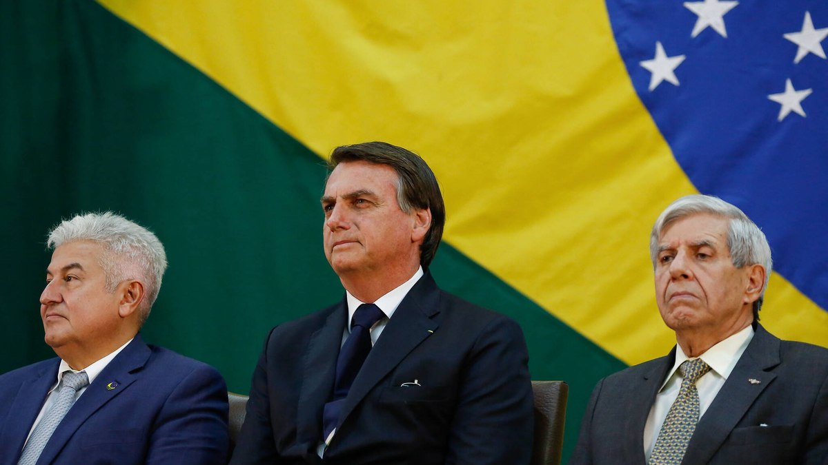 Bolsonaro na posse do novo diretor da Abin ao lado do ministro do GSI, General Heleno e do ministro da Ciência e Tecnologia, Marcos Pontes