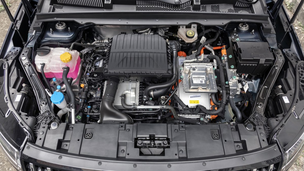 Motorização tem potência combinada de 224 cv, 30,1 kgfm e bateria de 1,83 kWh