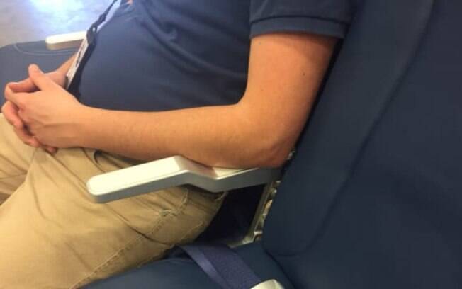 Empresa cria apoio de braço especialmente pensado para quem está no assento do meio no avião
