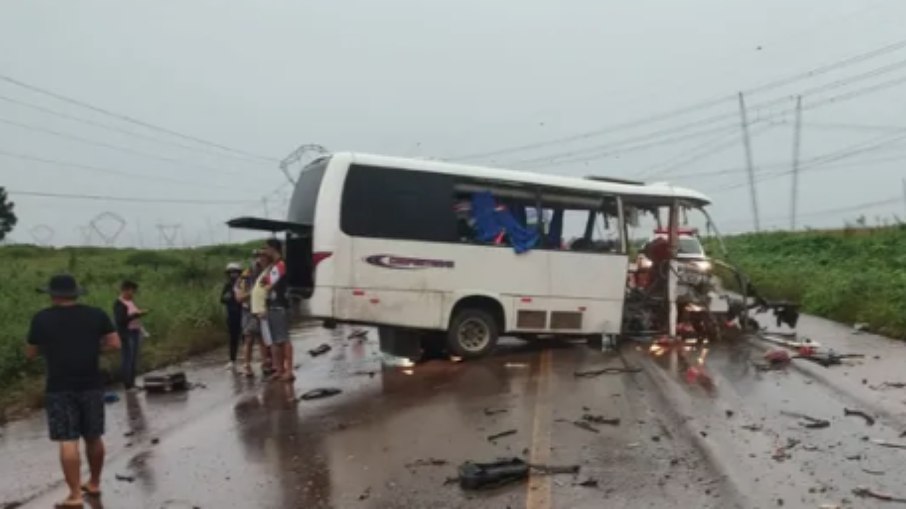 Acidente entre micro-ônibus e caminhão deixa ao menos 9 mortos no Pará