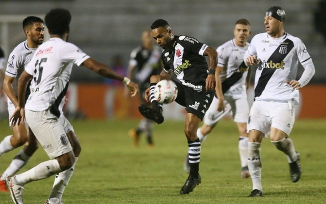 Após derrota do Vasco, Alex Teixeira lamenta apagão do time nos gols sofridos: 'Bobeiras cruciais'
