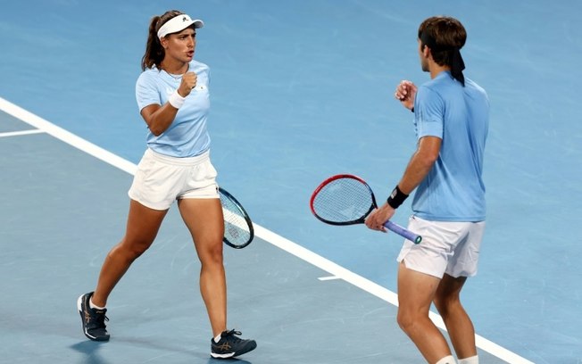 O tenista argentino Tomás Martín Etcheverry (à direita) e sua companheira María Lourdes Carle (à esquerda) comemoram um ponto no duelo contra a Austrália, no dia 28 de dezembro de 2024, em Sydney, durante o torneio United Cup