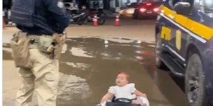 Bebê é “parada” pela PRF em carro elétrico e viraliza