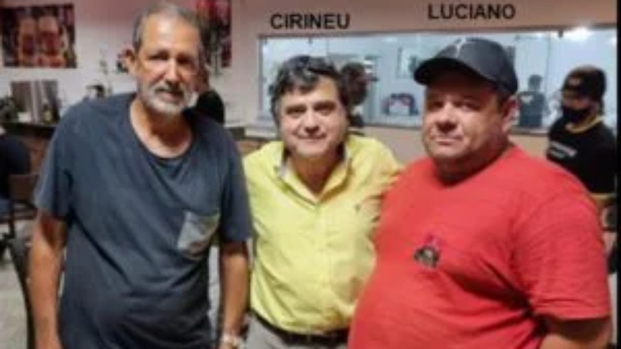 O líder da FLN, José Rainha (esq), ao lado do advogado Cirineu Dias e de Luciano de Lima