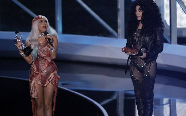 O vestido de carne de Lady Gaga causou polêmica no VMA de 2010