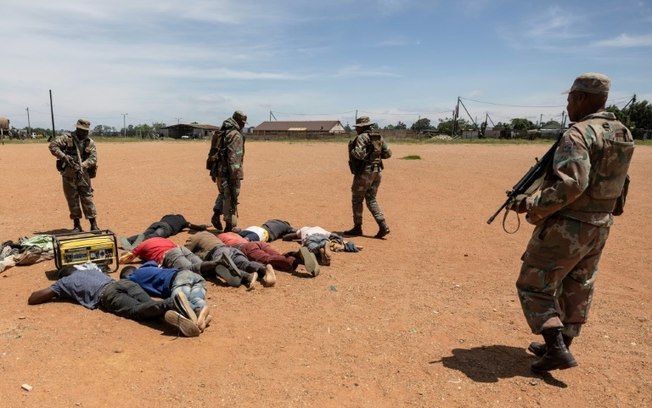 Soldados sul-africanos prendem mineradores subterrâneos em 14 de dezembro de 2023 em Kagiso, perto de Johanesburgo