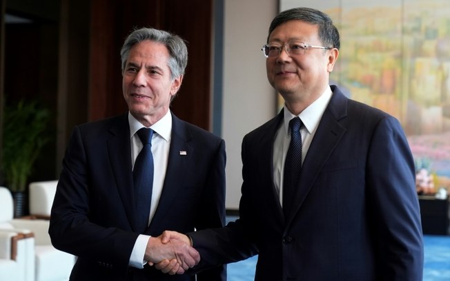 O secretário de Estado americano, Antony Blinken (E), e o secretário-geral do Partido Comunista Chinês, Chen Jining
