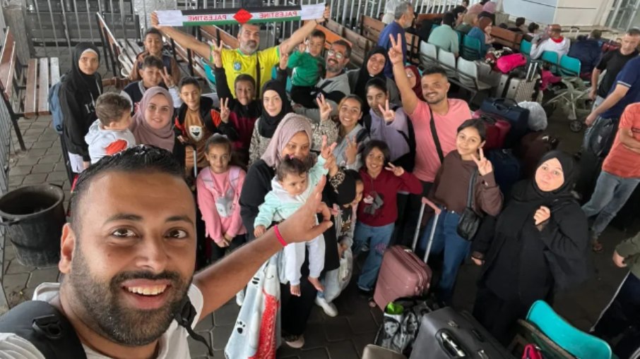 Grupo de brasileiros saindo da Faixa de Gaza