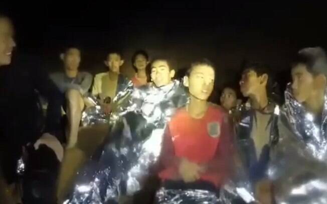 Oito dos meninos foram retirados da caverna da Tailândia em macas durante os dois primeiros dias da missão de resgate