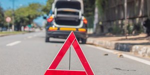 Como usar o triângulo e o pisca-alerta em uma pane veicular