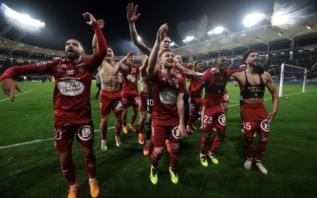 Jogadores do Brest comemoram a classificação para a próxima Liga dos Campeões após vencer o Toulouse por 3 a 0 na 34ª e última rodada da Ligue 1, no dia 19 de maio de 2024.
