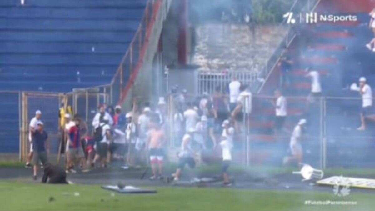 VÍDEO: Torcedores do Paraná Clube invadem o campo após rebaixamento para Série B do estadual