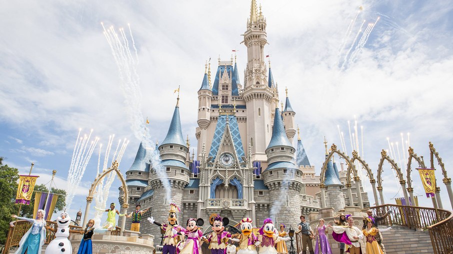 O turista vai visitar todos os 12 parques da Disney que estão espalhados pelo mundo