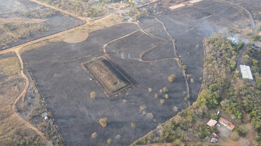 Incêndio chegou até o montículo central onde estão os rejeitos do Césio-137 Incêndio chegou até o montículo central onde estão os rejeitos do Césio-137