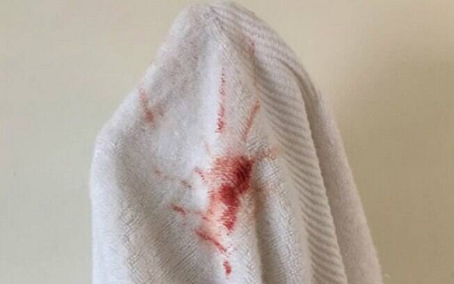 Ellora Haonne compartilha toalha manchada de sangue e critica como propagandas de absorvente retratam a menstruação 