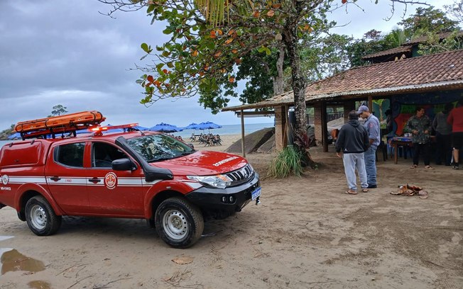 Pinguim debilitado é resgatado na Praia das Palmeiras Pinguim debilitado é resgatado na Praia das Palmeiras