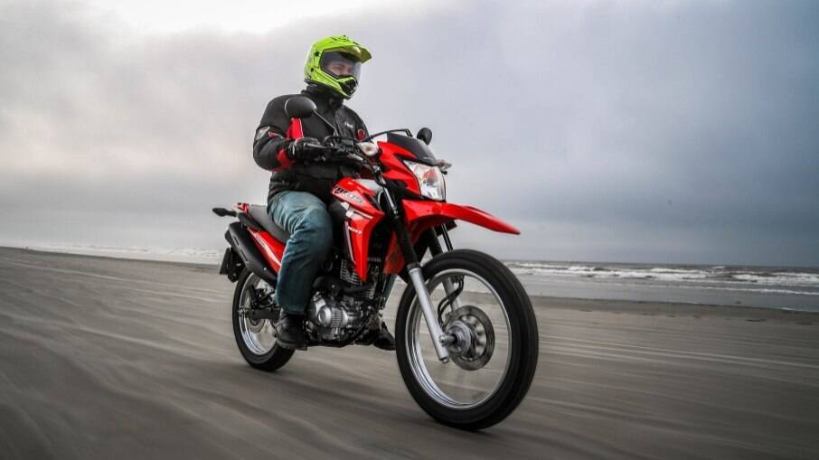 A Honda NXR 160 Bros vai bem na praia...