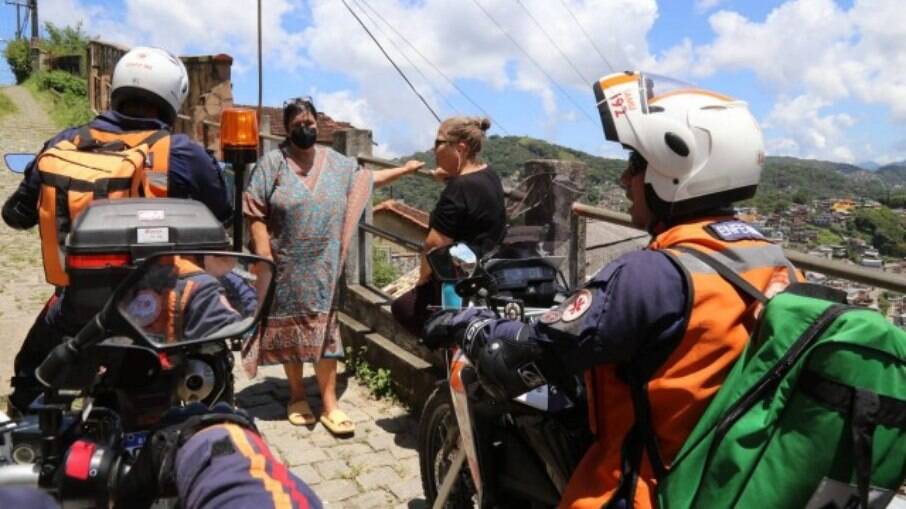 Motolâncias percorrem áreas de difícil acesso para atender moradores de Petrópolis com problemas de saúde após o temporal 