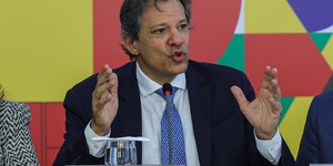 Governo bloqueia R$ 31 bilhões no Orçamento e aumenta IOF
