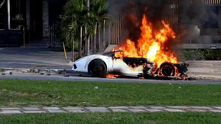 Lamborghini%20de%20R%24%201%20milh%C3%A3o%20pega%20fogo%20em%20avenida%20de%20Goi%C3%A2nia