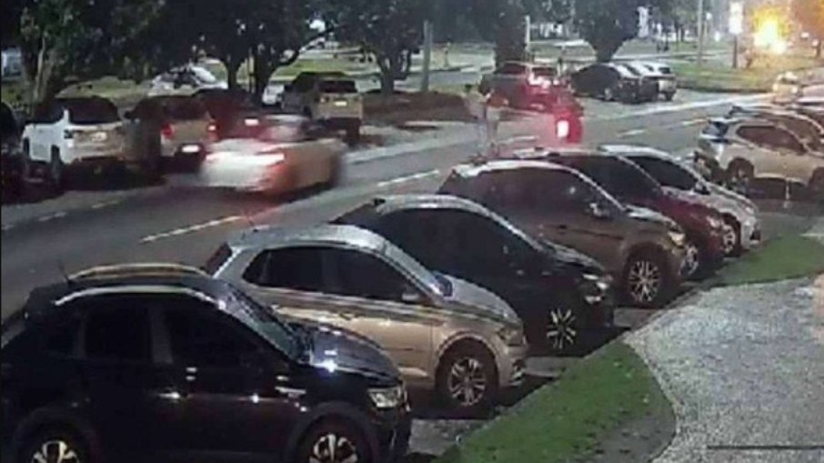 Imagens monstram BMW entrando em condomínio de luxo no RJ