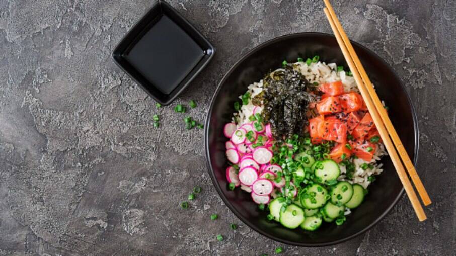 O poke é uma opção fresca e saudável de almoço