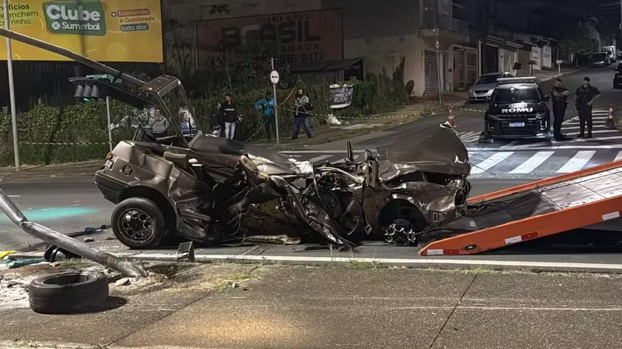 Carro do casal completamente destruído