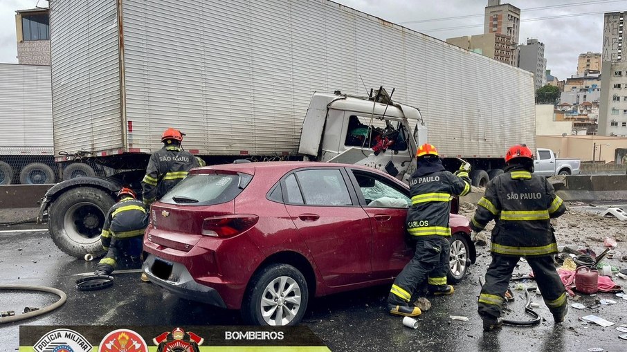 Acidente em Dutra causa congestionamento em saída para Ano Novo 