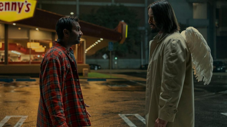 Azis Ansari e Keanu Reeves numa cena da comédia