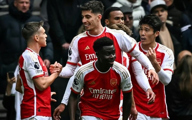 Jogadores do Arsenal comemoram um dos gols contra o Tottenham no clássico do norte de Londres da 35ª rodada da Premier League, no dia 28 de abril de 2024, no Tottenham Hotspur Stadium, em Londres.