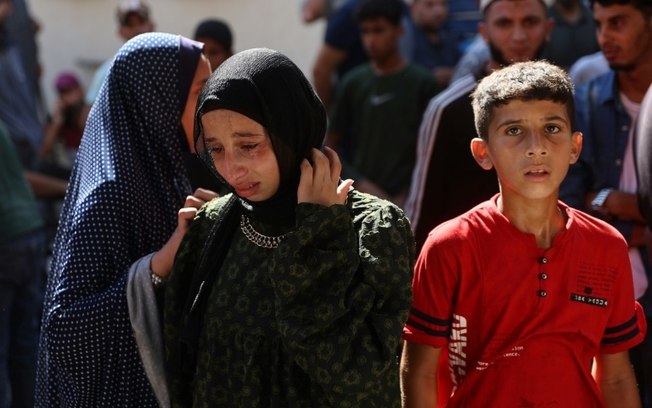 Uma palestina lamenta a morte de um familiar em um ataque atribuído a Israel contra uma escola, em 8 de agosto de 2024, no hospital al Maamadani