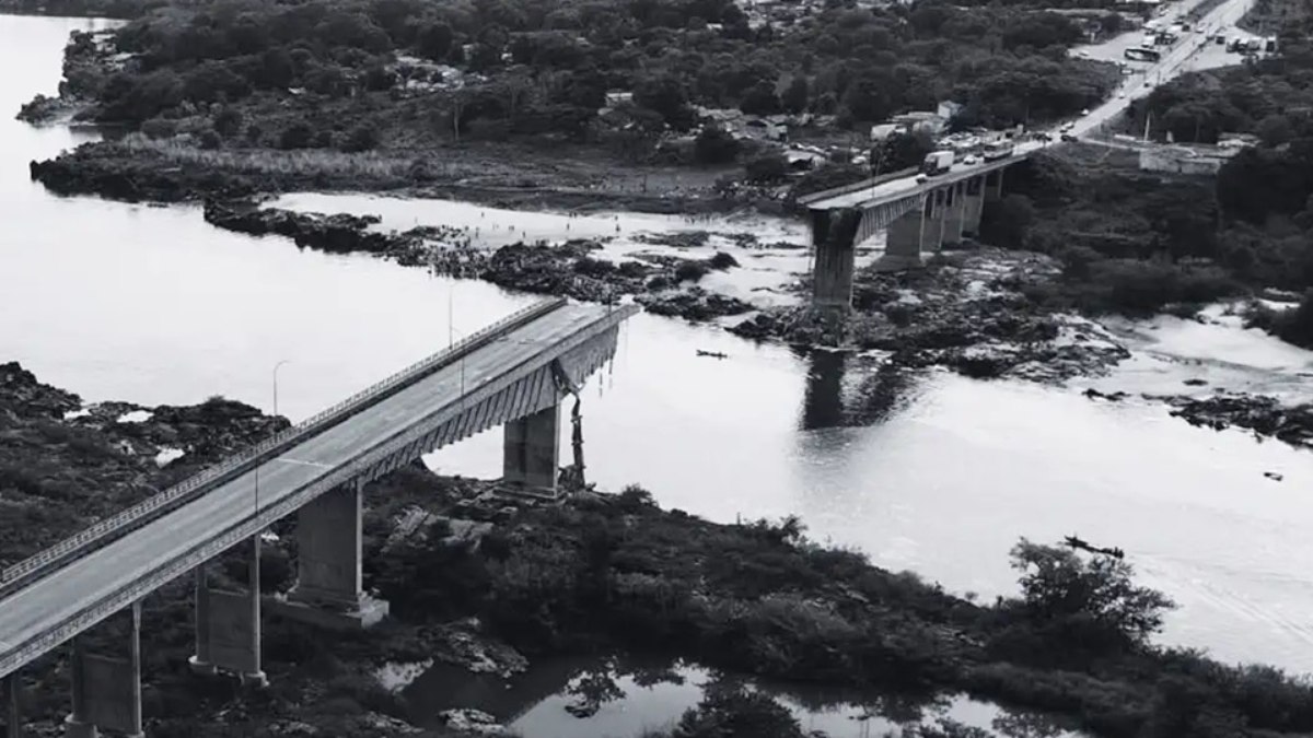 Parte da ponte cedeu, levando consigo caminhões garregados de produtos tóxicos