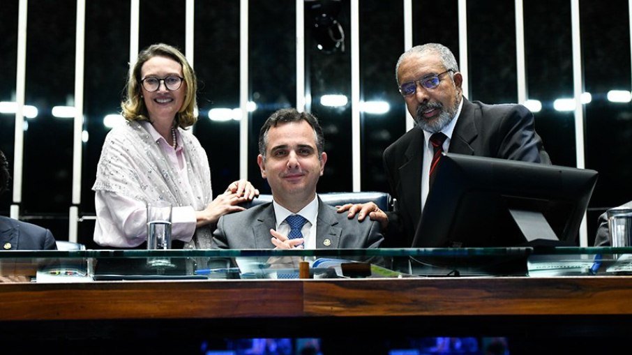 Paim (dir) e Rodrigo Pacheco, com a autora do projeto, Maria do Rosário, quando da aprovação no Senado  