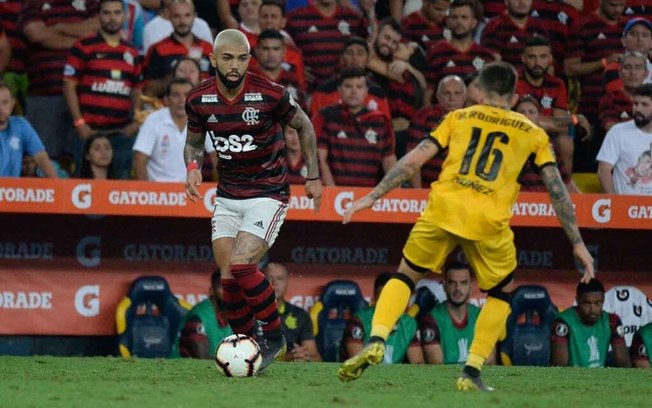 Peñarol luta, dentro de campo, contra longo jejum de visitante