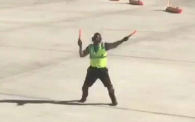 Em 2017, outro funcionário tentou animar os passageiros dançando na pista de pouso de um aeroporto; relembre o caso