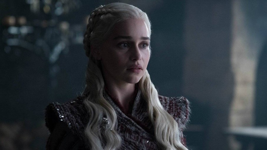 Daenerys Targaryen em cena de Game of Thrones. Daenerys Targaryen em cena de Game of Thrones.
