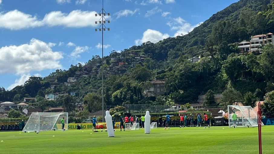 Sem Neymar, Ancelotti comanda treino do Brasil em meio a polêmica