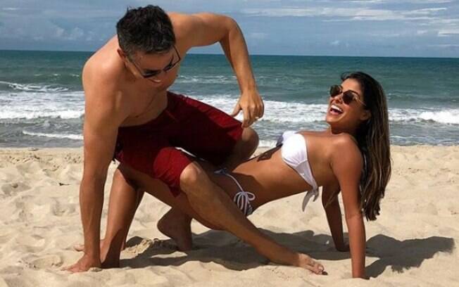 Munik Nunes e o marido Anderson Felício se divertem em dia na praia