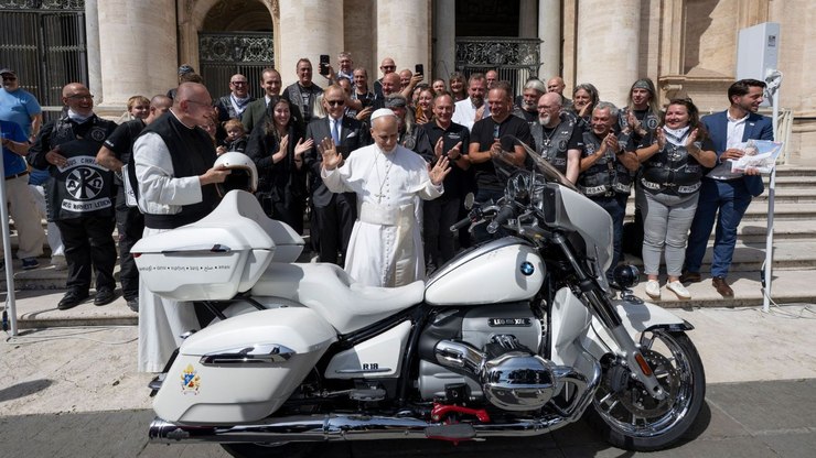 BMW leiloa moto abençoada pelo Papa e arrecada 130 mil euros