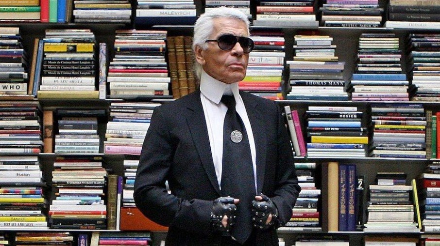  Karl Lagerfeld esteve trabalhando na Chanel de 1983 até 2019, ano de sua morte. 