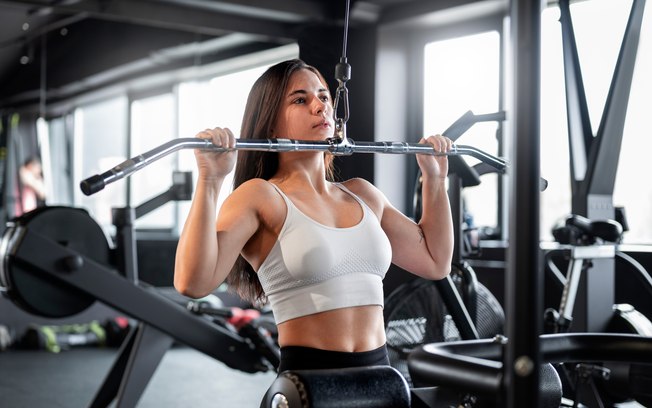 Musculação pode fazer mal para a coluna? Profissional aponta os riscos