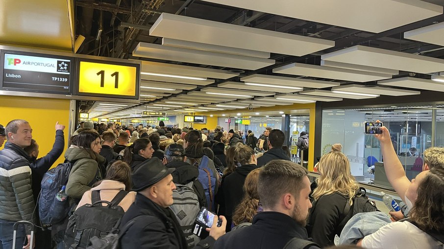Aeroporto de Gatwick, no sul de Londres, ficou tumultuado após o fechamento temporário das pistas