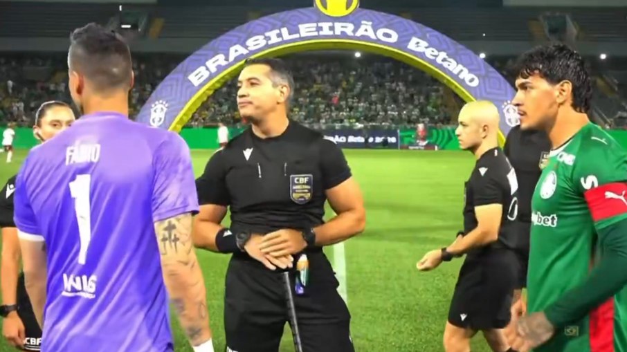 Fábio e Gómez sortearam o lado de campo e a primeira posse antes da partida iniciar Fábio e Gómez sortearam o lado de campo e a primeira posse antes da partida iniciar