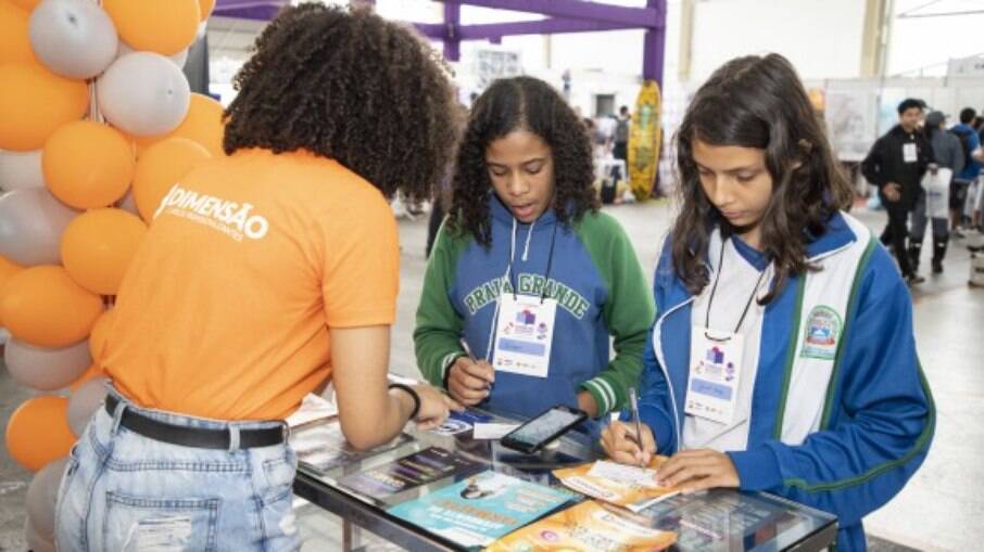 Em anos anteriores, a feira chegou a reunir centenas de alunos das escolas da cidade Em anos anteriores, a feira chegou a reunir centenas de alunos das escolas da cidade